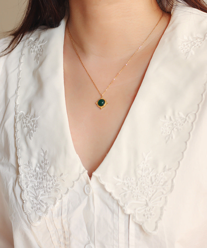 Vintage Court Green Agate Semi-Precious Star Embossed Women Necklace Clavicle Chain